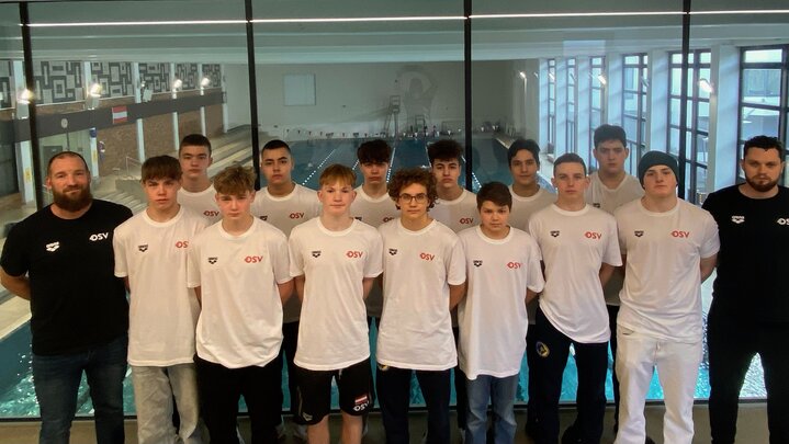 Gruppenbild U17 vor Schwimmhalle Linz
