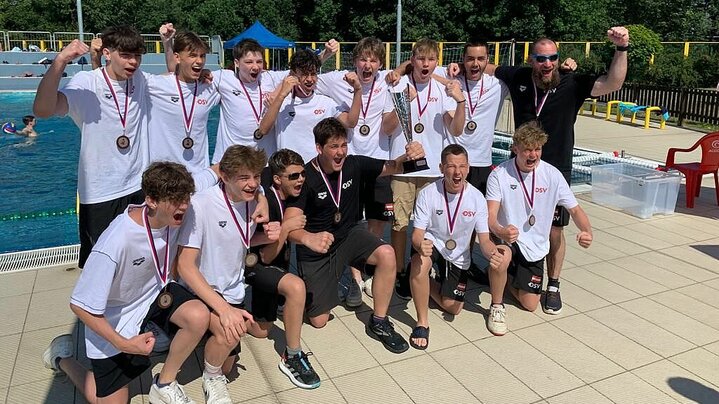 U15 Wasserballer Gruppenbild mit Jubel